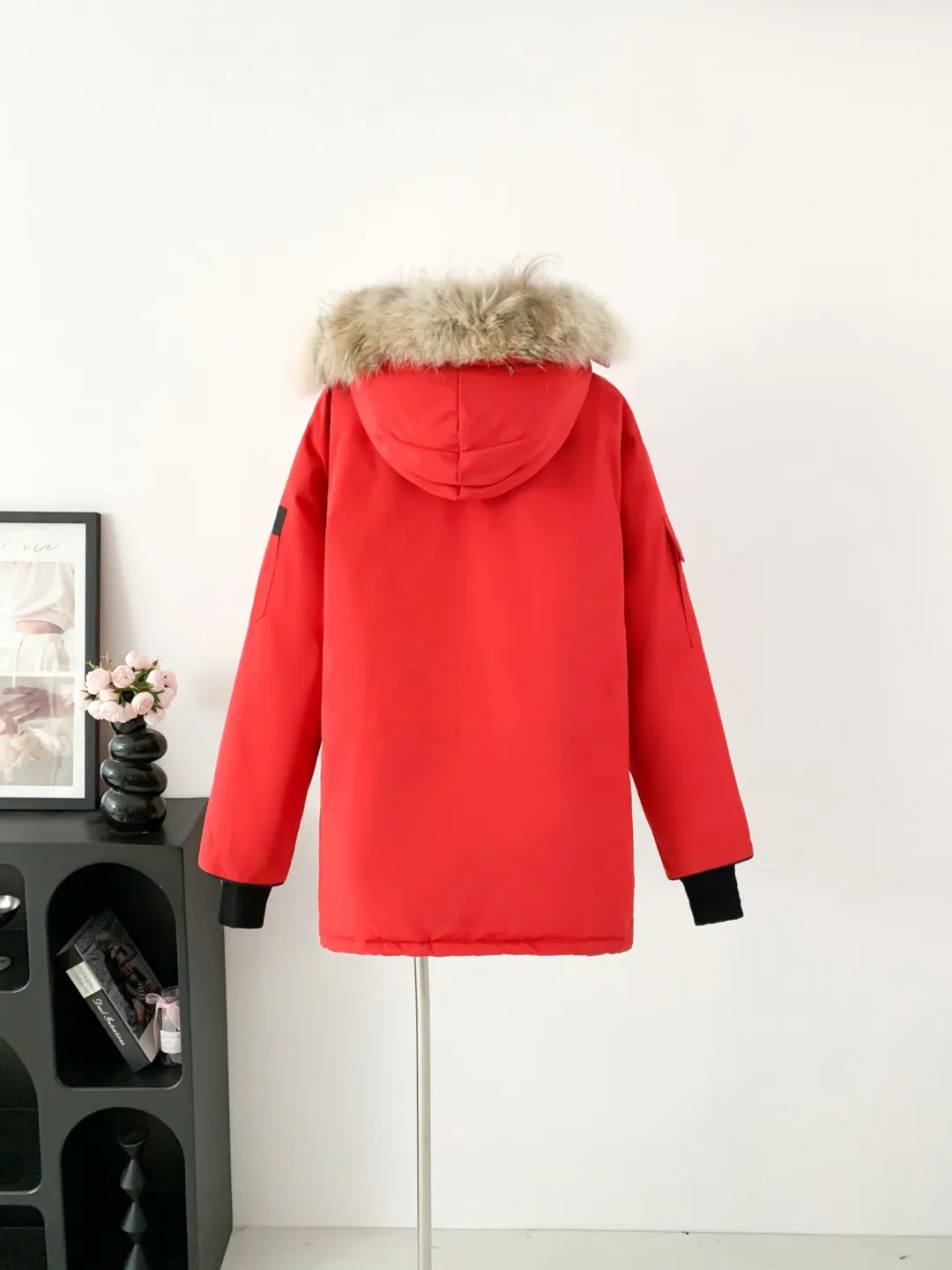 P780 Fake model pictures were taken at home. Colleagues please do not pass them off as stolen pictures! Style number: Y60-🇨🇦CANADA GOOES 24 new styles 08 styles/couple styles Factory direct supply: supplying global purchasing agents, micro-businesses, entities, Tmall, high-end stalls and studio cooperation, free shipping! Canada Goose Expedition Parka 2008 is the same style for men and women. It is mid-length and the most timeless classic. All Arctic and Antarctic scientific expedition teams choose Canada Goose as their cold-proof equipment. It is the Rolls-Royce of down jackets. ➖ Industry-leading anti-counterfeiting chip sensing. ➖ Imported Behringer embroidery machines and customized embroidery labels, the highest level and industry leading. ➖ Imported Korean 21-count polyester-cotton blended original fabric, TC85 waterproof coated fabric, water-repellent, windproof and wear-resistant. ➖ The new national standard 80 white duck down is filled with an average of 520 grams of down. The amount of down filled is industry-leading. ➖ 100% nylon lining with double double-layer sealing design to prevent velvet running, and seamless thread design on the cuffs! ➖ Western Canadian Green Wolf Collar. ➖ Yoshida YKK provides original factory-customized electroplated sliders. YKK two-way lockable zippers are tight and smooth and do not peel off paint. ➖ 3M composite Velcro is durable and the accessories and hardware are all custom-made. Note: Our copywriting is only simple and clear. Instead of bragging about the copywriting, it is better to compare and understand with samples. Only for the purest goose, the most dedicated, the most professional, the highest quality, the highest cost performance! Color: white red blue gray camouflage navy black SIZE:XS-XXL